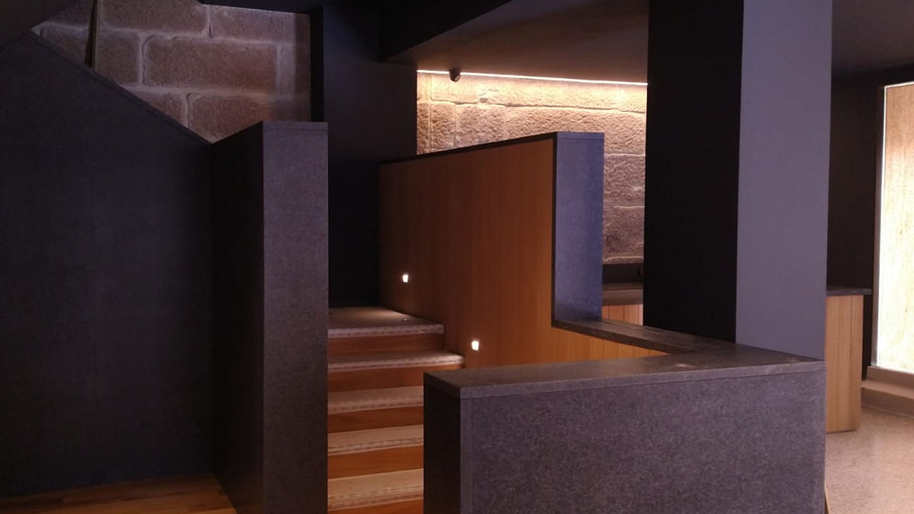 Las escaleras del hotel boutique llaman la atención del visitante