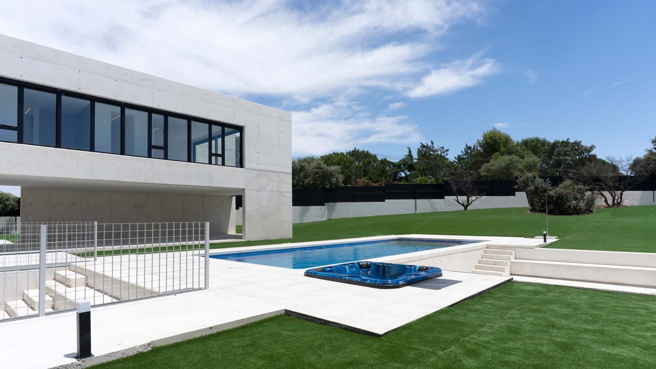 La piscina exterior aprovecha la calidez del entorno