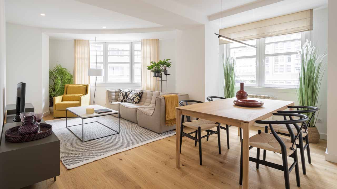 La sala de estar de cada vivienda ofrece una estética contemporánea
