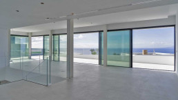 El imponente salón principal de esta vivienda de lujo se abre a las terrazas