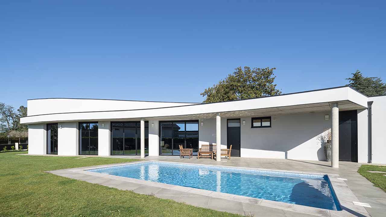 Las casas con jardín y piscina son la mejor de las opciones para disfrutar del verano
