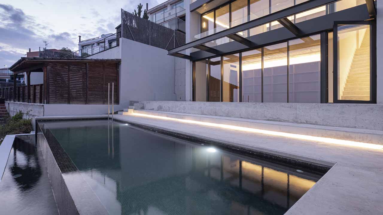 Casa du Costa cuenta con una piscina con vistas al Mediterráneo