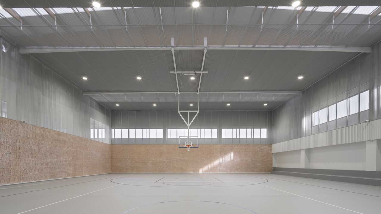 La cancha polideportiva es un elemento central del gimnasio de O Castrillón