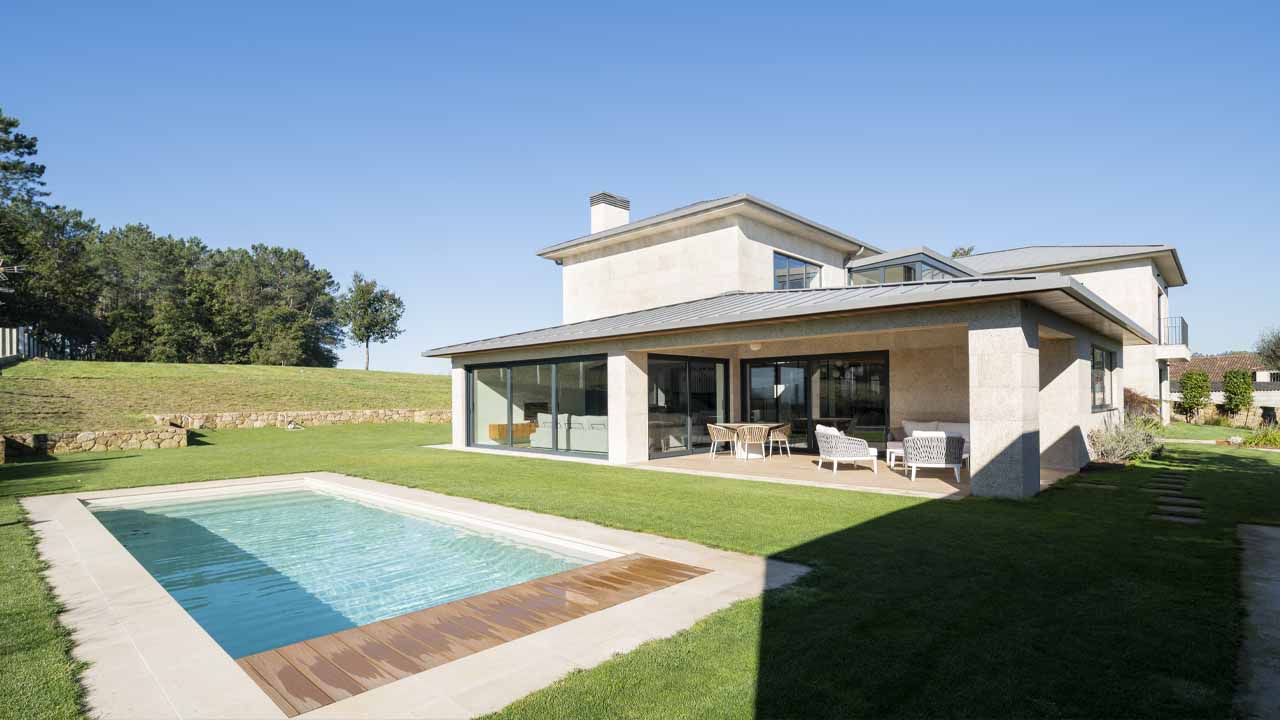 La casa cuenta con una piscina y un amplio jard&iacute;n