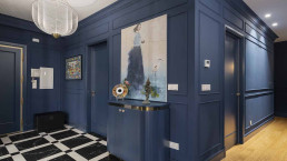 Las molduras y los colores azules destacan en el proyecto