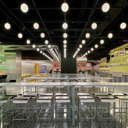 El Bernabeu Market ofrece amplias zonas comunes para disfrutar de las propuestas gastronómicas