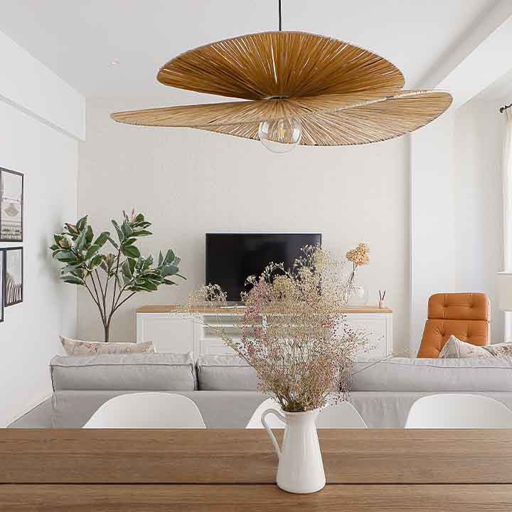 La viga a la vista del salón le da un punto industrial a la vivienda