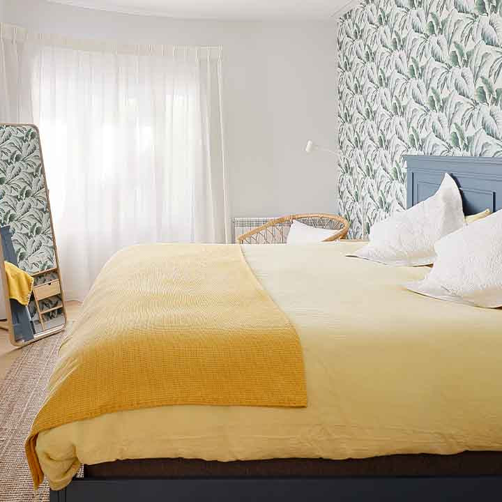 El dormitorio principal cuenta con papel pintado