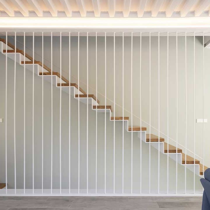 Las escaleras son un ejemplo del renacer de una vivienda llena de posibilidades