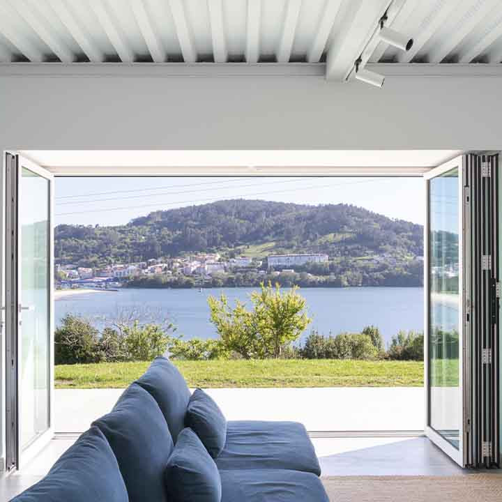 La galería del salón facilita las vistas al exterior