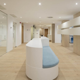 El juego con los materiales dota al Colegio de Farmacéuticos de Lugo de una poderosa identidad visual